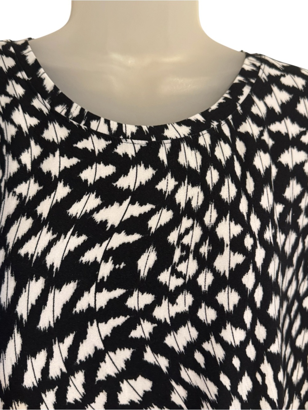LANE BRYANT   Black/White Sleeveless Top Back Keyhole Detail PLUS: 22/24   #10 - Picture 2 of 9